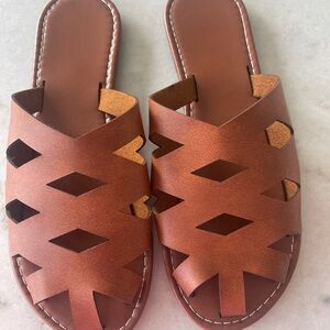 Weekend slide sandals! Cognac brown slip on WOOVEN details! Size 42
